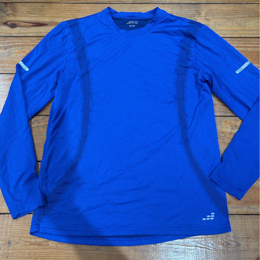 (587) +BLUE ATHLETIC SHIRT